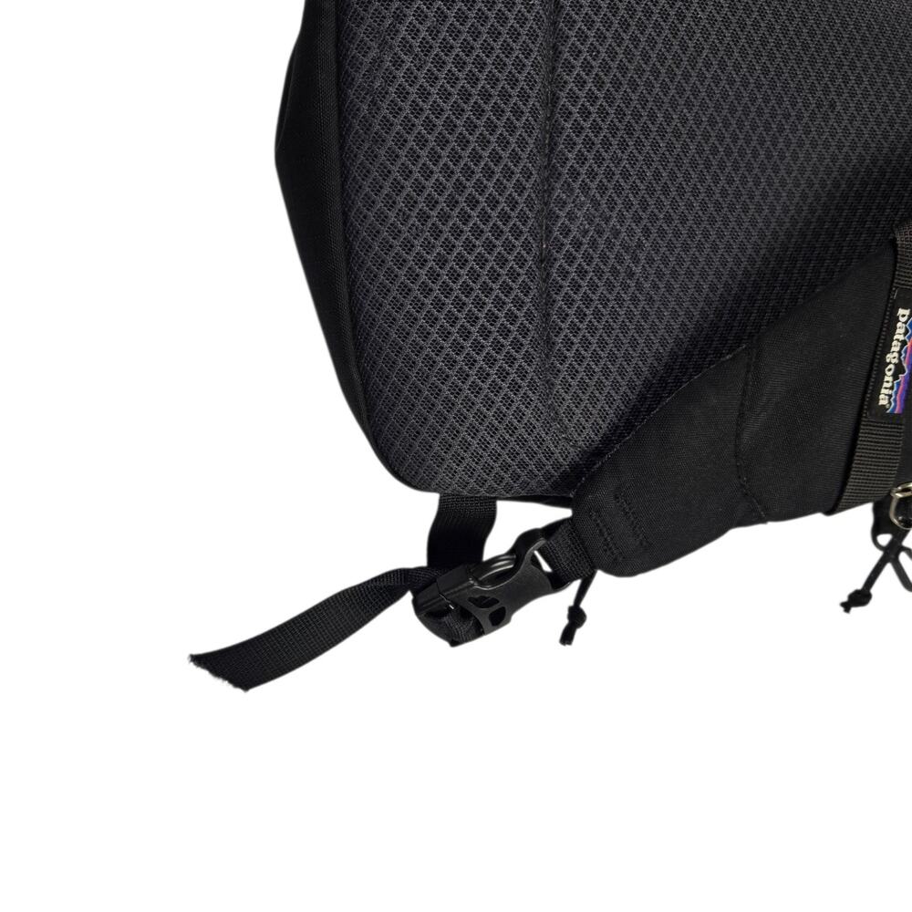 Patagonia Atom Sling 8L Sling Bag Black FLAW READ - Picture 4 of 5